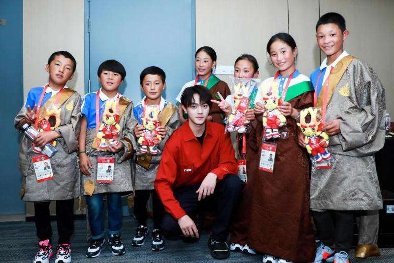 了解演员许凯在Facebook上的动态和粉丝互动